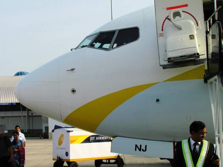 6eJet's tweet photo. #blastfromthepast 
Boarding Jet Airways Boeing 737-85R, VT-JNJ (MSN 29038) at Chikkalthana airport, Aurangabad (IXU) for Delhi (DEL).
A very convenient early morning rotation which seved me well for years. Now, only memories remain☹️
This aircraft was delivered new to Jet Airways  in June 1999 and stayed in the fleet till 2013 when it was transferred to Ukraine International Airlines as UR-PSG.  It was retired in 2022 and broken up at Tarbes, France.
 #jetairways #Boeing #B737 #avgeek #flight #airport #planespotting #AvGeeks #airplane #aviation