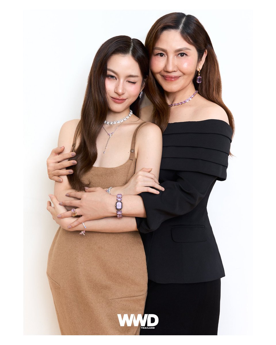 WWDThailand's tweet photo. ปิดท้ายด้วย พรีม ชนิกานต์ และคุณแม่ พิชญา ตังกบดี ที่เปล่งประกายด้วยเครื่องประดับคริสตัลจาก Swarovski และสายสัมพันธ์อันอบอุ่นระหว่างแม่และลูก

#WWDThailand 
#Swarovski
#primiily https://t.co/BuQ3VSp8mj