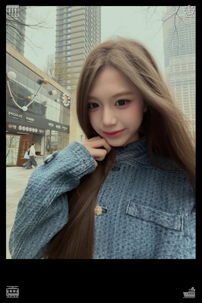 Ae4Kt's tweet photo. The following day, Lila opted for a classic preppy outfit—a navy-and-white striped button-down shirt, matched with khaki shorts and white boat shoes. To top it off, she wore a navy headband, nailing the polished, collegiate aesthetic. With that, her look was complete and ready https://t.co/4zjQDa8Zwi