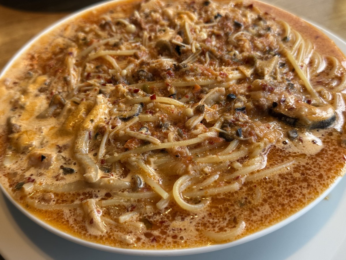 osaka2shin's tweet photo. 🍝これは一度食べてほしい…。

梅田にある「ホームズパスタ トラットリア 梅田阪急グランドビル店」に行ってきました！

少し前に嵐のメンバーが「美味しい」と紹介したことでも話題になった"絶望のスパゲッティ"は、濃厚なスープにきのこやお肉の旨みがたっぷり詰まった一杯🤤
⚠️ただしにんにくが強くて口が終わるので予定がある人は注意😏

まさに背徳飯...🤤

今回は2人で訪問したため、海の幸トマトのスパゲッティもいただきましたが、魚介の旨みが溶け込んだスープが絶品でした🦐

ランチはサラダ・バゲット・デザート付きで満足度も高め✨

パスタ好きなら一度は食べてみてほしいお店です！

皆さんのおすすめパスタ店もぜひ教えてください😊

#大阪グルメ
#グルメ
#梅田グルメ
#嵐
#絶望スパゲッティ