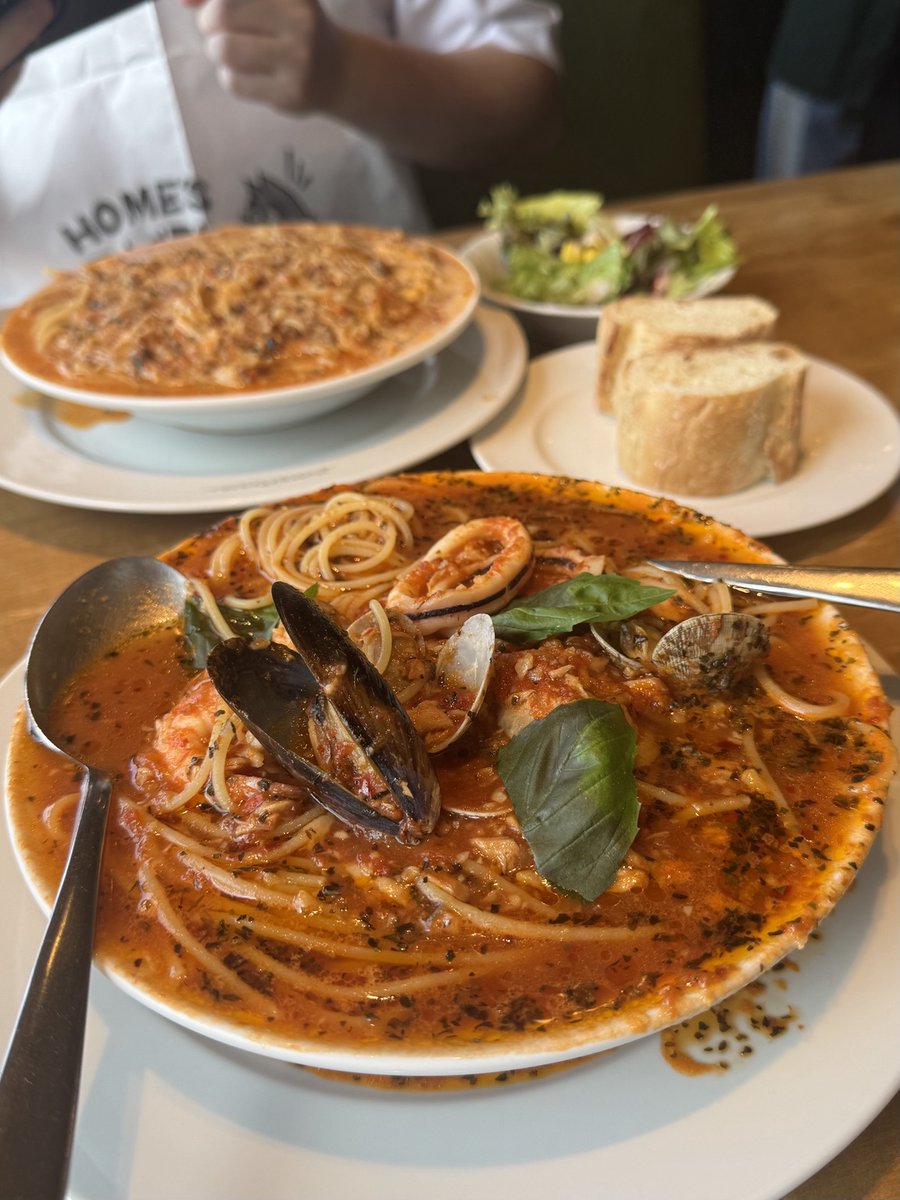 osaka2shin's tweet photo. 🍝これは一度食べてほしい…。

梅田にある「ホームズパスタ トラットリア 梅田阪急グランドビル店」に行ってきました！

少し前に嵐のメンバーが「美味しい」と紹介したことでも話題になった"絶望のスパゲッティ"は、濃厚なスープにきのこやお肉の旨みがたっぷり詰まった一杯🤤
⚠️ただしにんにくが強くて口が終わるので予定がある人は注意😏

まさに背徳飯...🤤

今回は2人で訪問したため、海の幸トマトのスパゲッティもいただきましたが、魚介の旨みが溶け込んだスープが絶品でした🦐

ランチはサラダ・バゲット・デザート付きで満足度も高め✨

パスタ好きなら一度は食べてみてほしいお店です！

皆さんのおすすめパスタ店もぜひ教えてください😊

#大阪グルメ
#グルメ
#梅田グルメ
#嵐
#絶望スパゲッティ