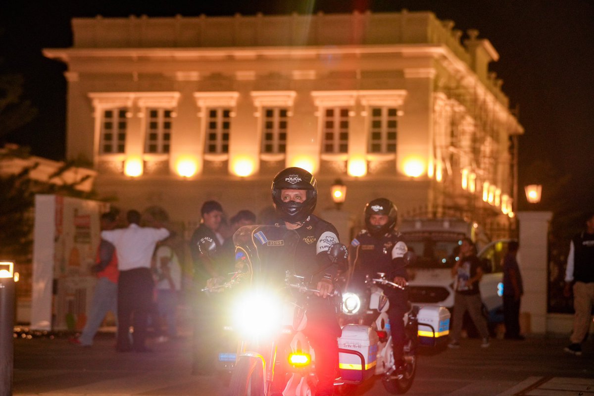 PNCSV's tweet photo. 🏍️👮🏻‍♂️ Nuestra Politur recorre en motocicleta las calles del Centro Histórico de San Salvador.

Los patrullajes son con el objetivo de mantener el orden en todo el lugar. 🇸🇻

#PlanControlTerritorial https://t.co/lafGYwov0y