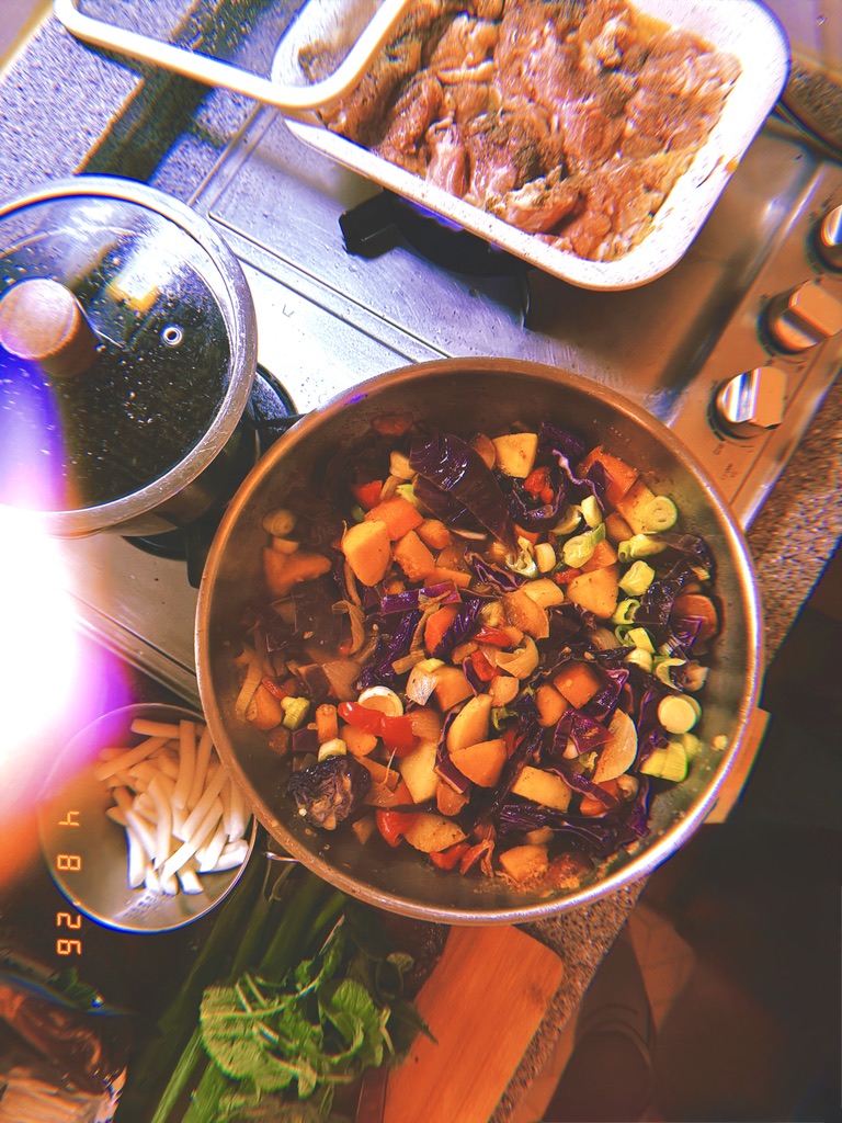 DrewVanilla_'s tweet photo. 저녁 <생각 버터 닭다리 구이+라따뚜이> for 늦은 저녁은 괜찮았으나 먹지도 못하는 맥주 마시며 저녁 만들고서 새벽에 빵 반죽하고 잘 때까지 머리가 깨질 거 같았던 어제(오늘 새벽) 악몽..🙈
T4Aug2026 Sunny37 #Aug4 #Tuesday
W5Aug2026 Sunny34 #Aug5 #Wednesday https://t.co/3Dq5mmZNHY