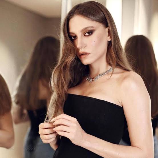 haberGBT's tweet photo. Serenay Sarıkaya, kimliğini bilmediği takipçisini anlattı:

♦️ “Twitter’da çok sevdiğim bir takipçim var.”

♦️ “Kim olduğunu bilmiyorum. Sadece kullanıcı adını biliyorum.”

♦️ “Ne zaman benim için çok özel bir gün olsa, bana öyle güzel mesajlar yazıyor ki…”

♦️ “Seçtiği kelimeler sayesinde o günümün çok daha güzel geçmesini sağlıyor.”

♦️ “Hatta dün de çok duygusal bir mesajlaşma yaşadık.”

♦️ “Onun hakkında bildiğim tek şey, 28 yaşında ve kız kardeşi olan bir kadın olduğu.”

♦️ “Ama ismini ve kim olduğunu hâlâ bilmiyorum.”