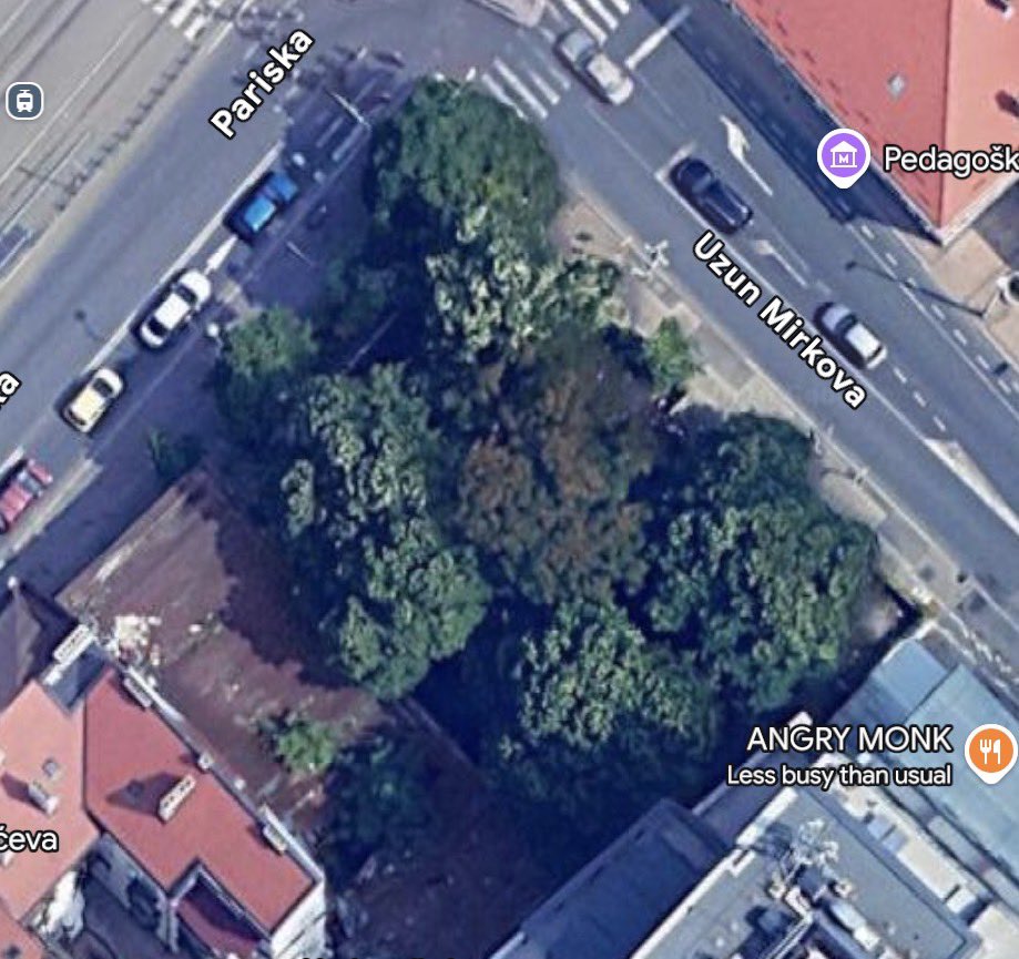 NoooPassaran's tweet photo. Ajde jedan javor, mali i jadan, makar ste ga pomenuli u medijima, ali zato ni slovca o celoj ”šumi” 5-6 stabala, koja su više od 50 godina ukrašavala ugao Pariske i Uzun Mirkove, dok ih Telekom nije “gumicom obrisao” (Duško Radović)

Nekad bilo ovako, danas zgrada https://t.co/TyYi10URnN