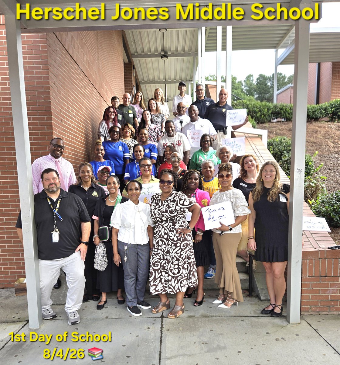 KimCayetano4's tweet photo. Thank you to all school and community leaders for welcoming our scholars with cheers, smiles and encouragement on the 1st day of school @ Herschel Jones Middle School. We love our school and community leaders!
#TigerStrong
#We❤️OurScholars https://t.co/kQiLi9azo4