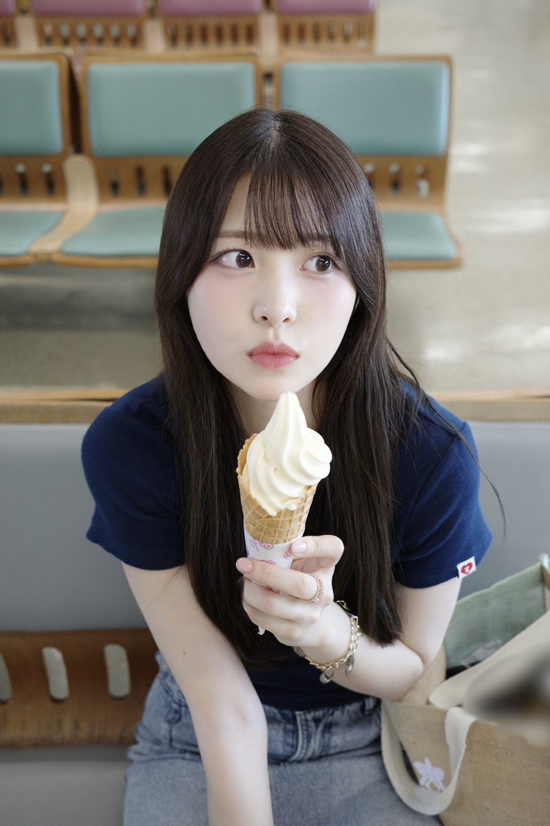 kohana_ava's tweet photo. ちっちゃい頃はコーン食べるの下手でカップ派でした🍦
#avantgardey #アバンギャルディ #コハナアバンギャルディ #kohana_avantgardey https://t.co/bUU1KdlkP5