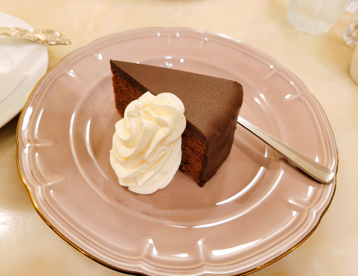 kkk21429527's tweet photo. ディズニーの催事で日本橋三越行く方へ　カフェウィーンのザッハトルテを食べてください https://t.co/JUwyevxWGO