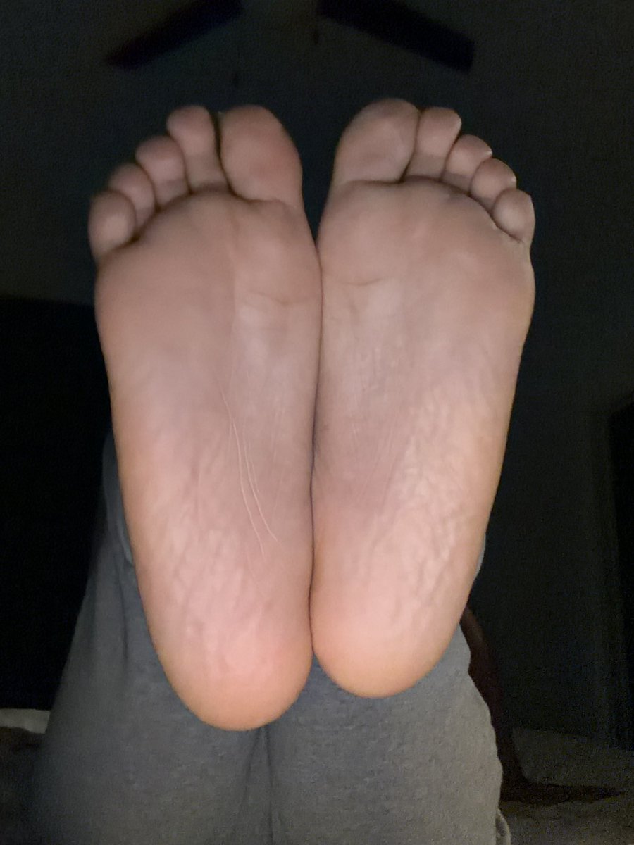 MissPrettyybg's tweet photo. Soft soles after a long day… who’s taking a closer look? 🤍👣✨ #SoftSoles #PrettyFeet #FootModel #FeetPics https://t.co/45SnS3O5sw