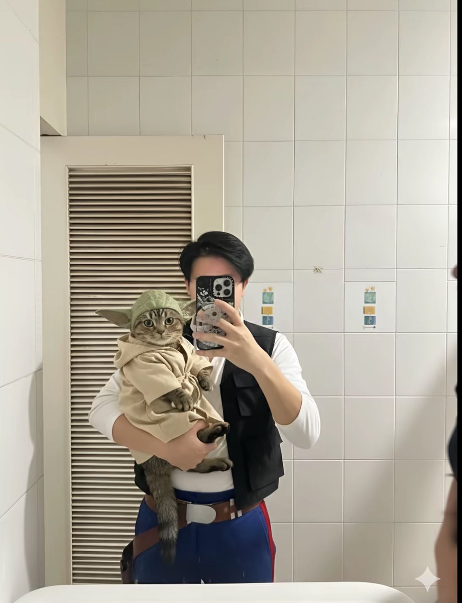nekokolife's tweet photo. 兄に「実家の猫元気？」とラインしたら送られてきた写真 https://t.co/tqNP3uHLWF