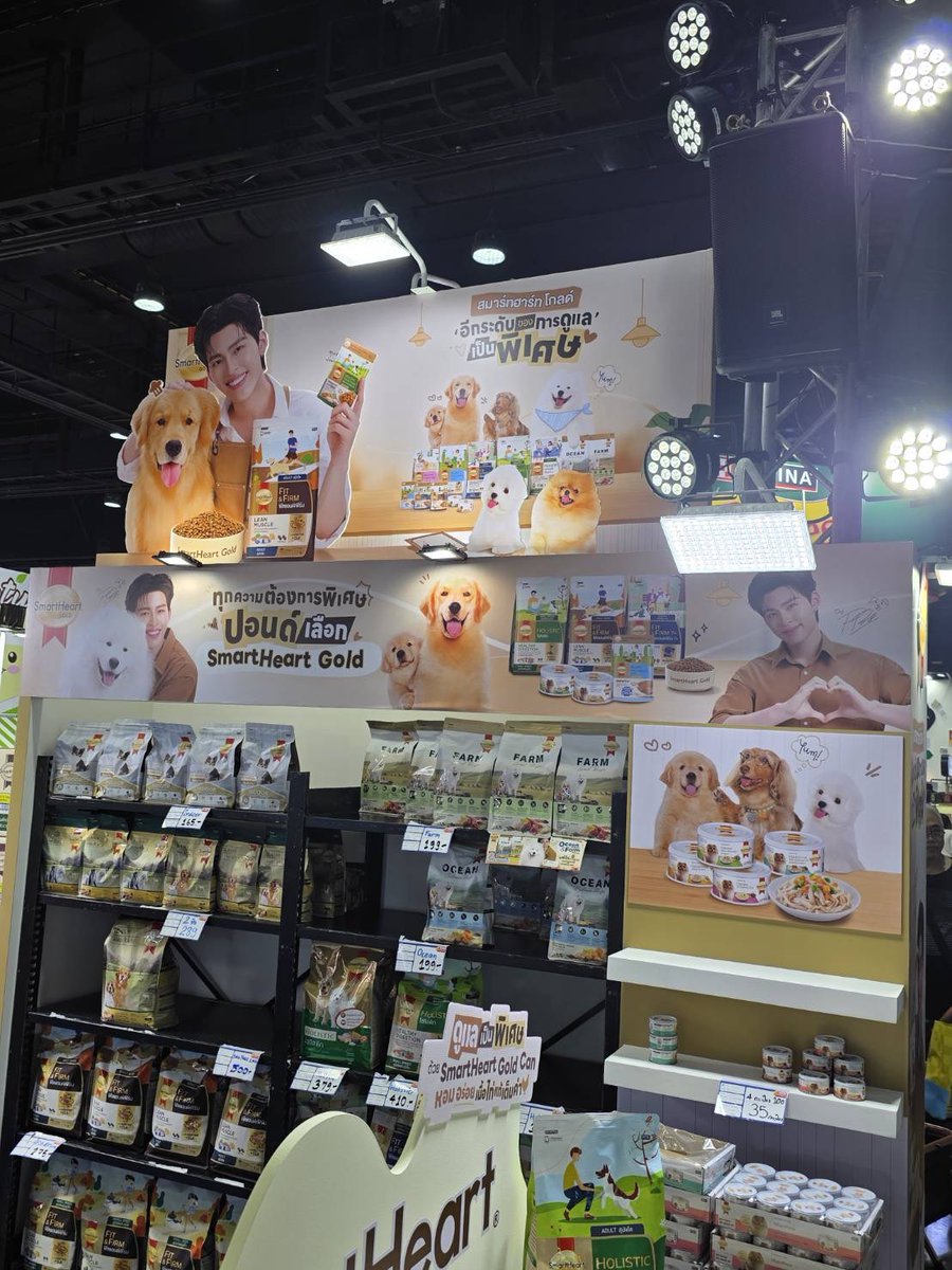 SmartHeart_Gold's tweet photo. ผ่านไปกันแล้วกับการเปิดตัว Brand Presenter และโฆษณาใหม่ของ 𝐒𝐦𝐚𝐫𝐭𝐇𝐞𝐚𝐫𝐭 𝐆𝐨𝐥𝐝 🤎 
.
SmartHeart Gold ขอขอบคุณทุกท่านที่มาร่วมสร้างปรากฎการณ์บูทแตก สมกับคำร่ำรือถือ Power of #PPNaravit จริงๆ
.
แต่เอ๊ะ แอบได้ยินมาว่ามี ชาวอาเซไหน ที่อยู่ ตจว เรียกร้องให้มีโปรหมอนคนดื้อห์แบบออนไลน์ งานนี้ขอบอกว่ามีลุ้น
.
ยังไม่พอ ยังได้ยินมาแว่วๆ ว่า มีหลายคนอยากมีรูป “เชฟปอนด์🐻 กับผู้ช่วยพาร์คเกอร์ 🐶” ติดมือถือไว้ บอกได้แค่ว่า รออีกอึดใจเดียว 👁️🫦👁️ 
.
ก่อนจากกันขอฝากไว้ว่า SmartHeart Gold Gold Gold Gold (ร้องเพลง🎶) #อย่าลืมที่จะGold 
.
#SmartHeartGold #SmartHeartGoldBistro
#SmartHeartGoldxPondNaravit
#อีกระดับของการดูแลเป็นพิเศษ
#ทุกความต้องการพิเศษต้องSmartHeartGold
#ppnaravit