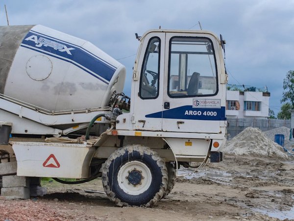 joydellcn's tweet photo. π οΈ Keep your mixer truck running strong!
Safe operation and regular maintenance help improve reliability and reduce downtime. π
π§π§https://t.co/ASxDjMk3UU
#ConcreteMixerTruck #Maintenance #ConstructionEquipment #HeavyEquipment #MachineryTips #Safety https://t.co/Ut6YNWmwtm