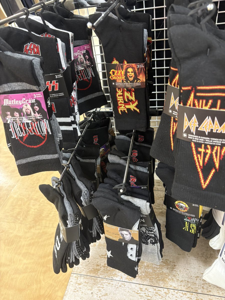 R__Y__O's tweet photo. ヘビメタの靴下が990円で叩き売られていたので物販エリアのような謎の磁場にやられて3セット買ってしまった。 https://t.co/QTItrUNdvJ
