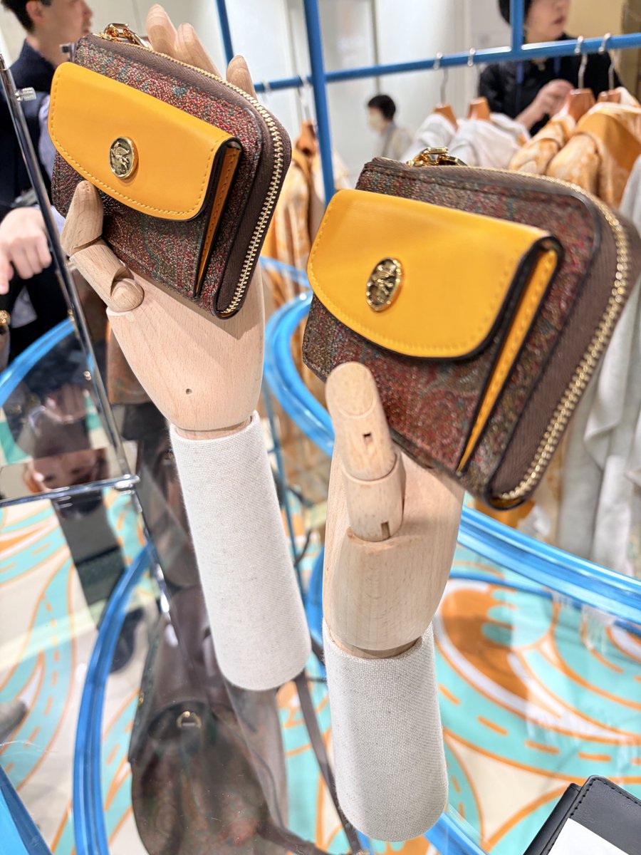 kaipi060's tweet photo. コインケース

カードが入るか確認させてもらったよ
黄色のポケットのほうだとぎりぎり
ジッパーのほうは問題なく入ります

#ETROperKaitoTakahashi https://t.co/hs7FO7JZX7
