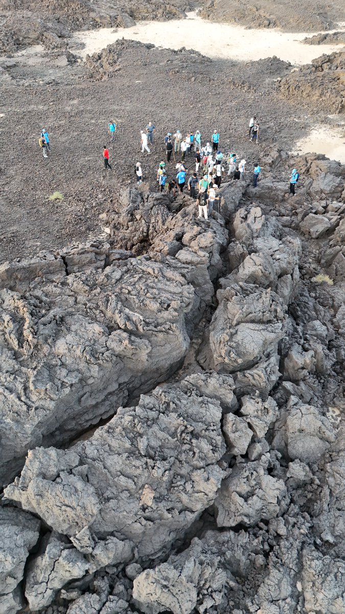 hikingtaibah's tweet photo. تراها من بعيد سوداء بلا حياة.. لكن هل تعلم ما الذي تخفيه انها الحرة . حرة رهط
• مرّ بجزء منها النبي ﷺ أثناء هجرته الشريفة.
• تضم خزانات مياه طبيعية وروضات تزدهر في الربيع.
• تحتوي على كهوف تاريخية وأحجار كريمة وحياة فطرية خاصة بها.
تفاصيل واكتشافات مذهلة لا تعرفها إلا بصحبة الخبراء في فريق #هايكنج_طيبة .

هل زرت حرة رهط من قبل أو سمعت عن أسرارها؟ 

اشترك معنا

https://t.co/7DainPmHdH