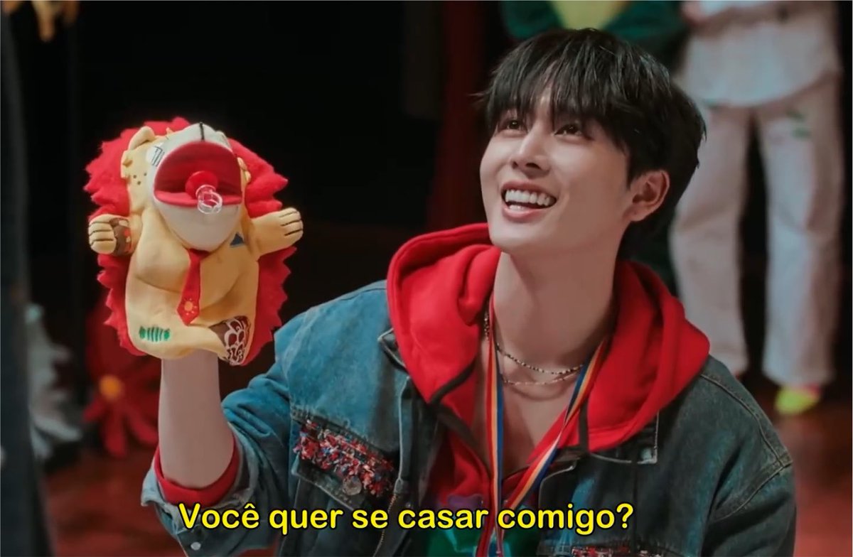 kittynanaz's tweet photo. e o solar como nosso bom menino de atitude seria a pessoa a pedir em casamento e assim foi. não poderia ser diferente https://t.co/Fv1TXbQYyV