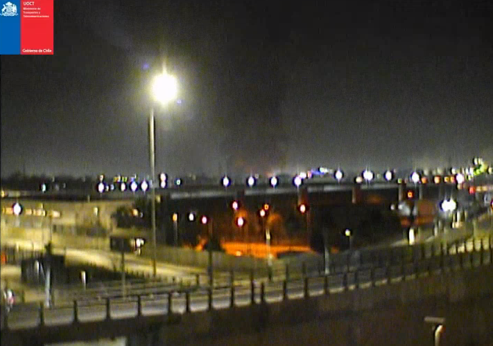 TTISantiago's tweet photo. ALERTA DE TRÁNSITO (23:20). Restricción de tránsito en Av. Pdte. Eduardo Frei Montalva con Las Esteras Sur en #Quilicura, debido a gran incendio en empresa de productos químicos. Equipos de emergencia en el lugar controlando el siniestro. Gran columna de humo tóxico en sector norte de la #RM. Personas con problemas de salud no transitar hacia este perímetro