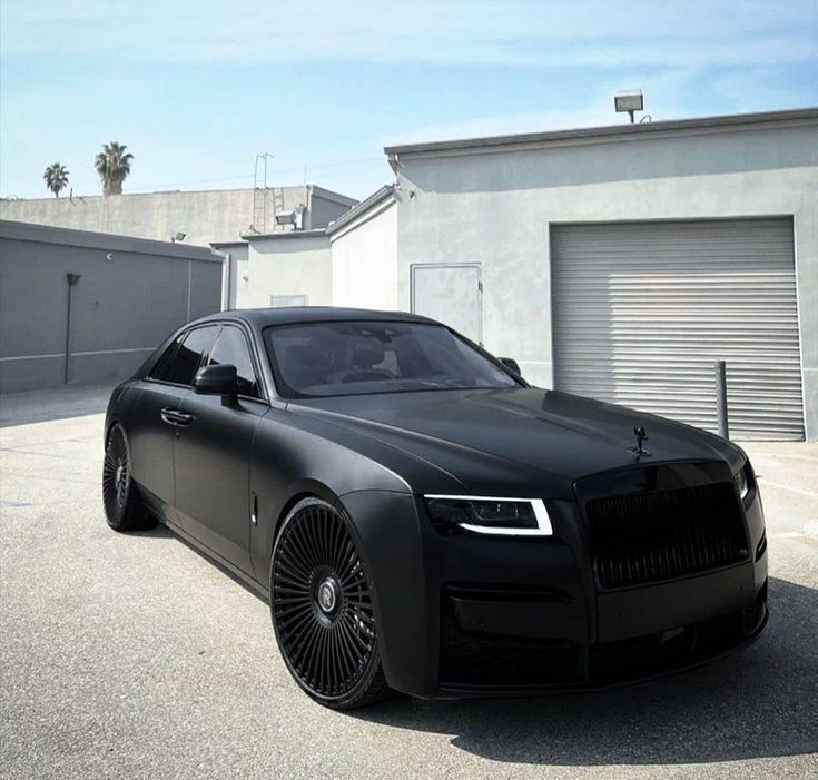 Auto_Porn's tweet photo. matte black Rolls Royce 🤩 https://t.co/klJg6HUjQr