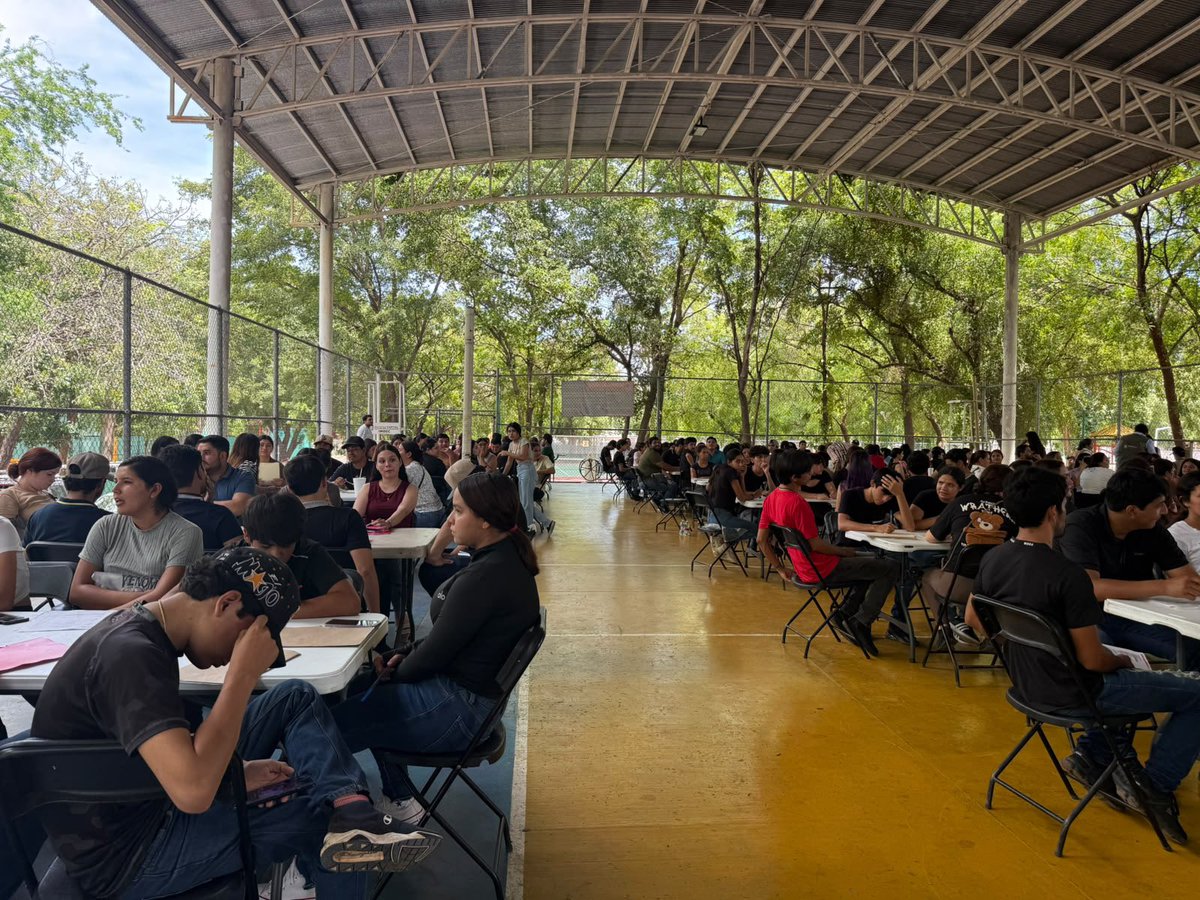 Bety_Olivares's tweet photo. Seguimos trabajando con l@s jóvenes del municipio de Culiacán, #Sinaloa; me da mucha emoción ver que tenemos mucho por delante de la mano de estos jóvenes, jóvenes que tienen ganas de construir en comunidad para que junt@s reconstruyamos el tejido social.  

#HumanismoMexicano 
#PrimeroLosPobres 
#LosJóvenesUnenAlBarrio 🇲🇽❤️