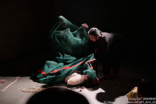 artspacecooh's tweet photo. 舞踊と三味線、緊縛と受け手の織りなす江戸浄瑠璃の哀愁と粋な情感に満ちた時間でした。 ご来場頂き誠に有難うございました。  有末先生は”昔は蚊帳がどこにでもあってドアに鍵なんかなくて開けはなしだった”と呟いておられた。心に余裕がある時代。 https://t.co/ngNTTpmSYp