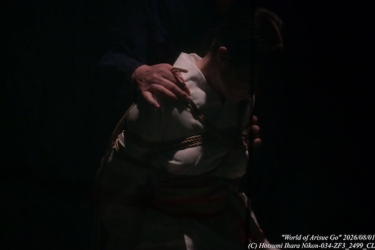 artspacecooh's tweet photo. 舞踊と三味線、緊縛と受け手の織りなす江戸浄瑠璃の哀愁と粋な情感に満ちた時間でした。 ご来場頂き誠に有難うございました。  有末先生は”昔は蚊帳がどこにでもあってドアに鍵なんかなくて開けはなしだった”と呟いておられた。心に余裕がある時代。 https://t.co/ngNTTpmSYp
