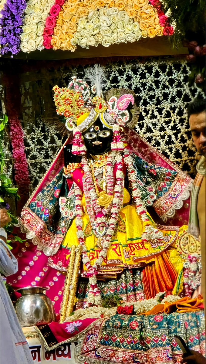 MeroBankeBihari's tweet photo. दिनांक ५ अगस्त २०२६ दिन बुधवार
विक्रमी संवत २०८३ वर्षा ऋतु
श्रावण मास कृष्ण पक्ष सप्तमी तिथि

आज के सुंदर फूल बंगला में विराजमान श्री बिहारी जी महाराज के दिव्य श्रृंगार आरती दर्शन करें और ठाकुर जी महाराज का शुभ आशीर्वाद प्राप्त करें🙏🏻🌹

💖🌼जय श्री कुंज बिहारी श्री हरिदास🌼💖 https://t.co/PlYBOls4jr