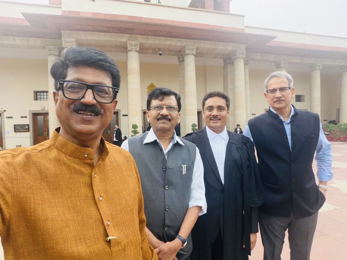 AsimSarode's tweet photo. फोटो तर हसतच काढायचा असतो मनातील राग आणि चिडचिड दाबून टाकणे हीच परिपक्वता असते. सुविचार चांगला आहे पण न्यायालयात होणारा सतत चा विलंब सहनशीलतेचा कडेलोट करणारा आहे. 

काल दिनांक 4 ऑगस्ट 2026 रोजी खा. संजय राऊत, खा.अनिल देसाई आणि खा.अरविंद सावंत व मी आम्ही दिवसभर सुप्रीम कोर्टात होतो. कपिल सिब्बल सरांचे संपूर्ण आर्ग्युमेण्ट कधीपासून तयार आहे. निदान आज तरी सुनावणी व्हावी अशी अपेक्षा आहे. त्यानंतर प्रतिपक्ष बाजू मांडेल. मग कधीतरी निर्णय होईल.