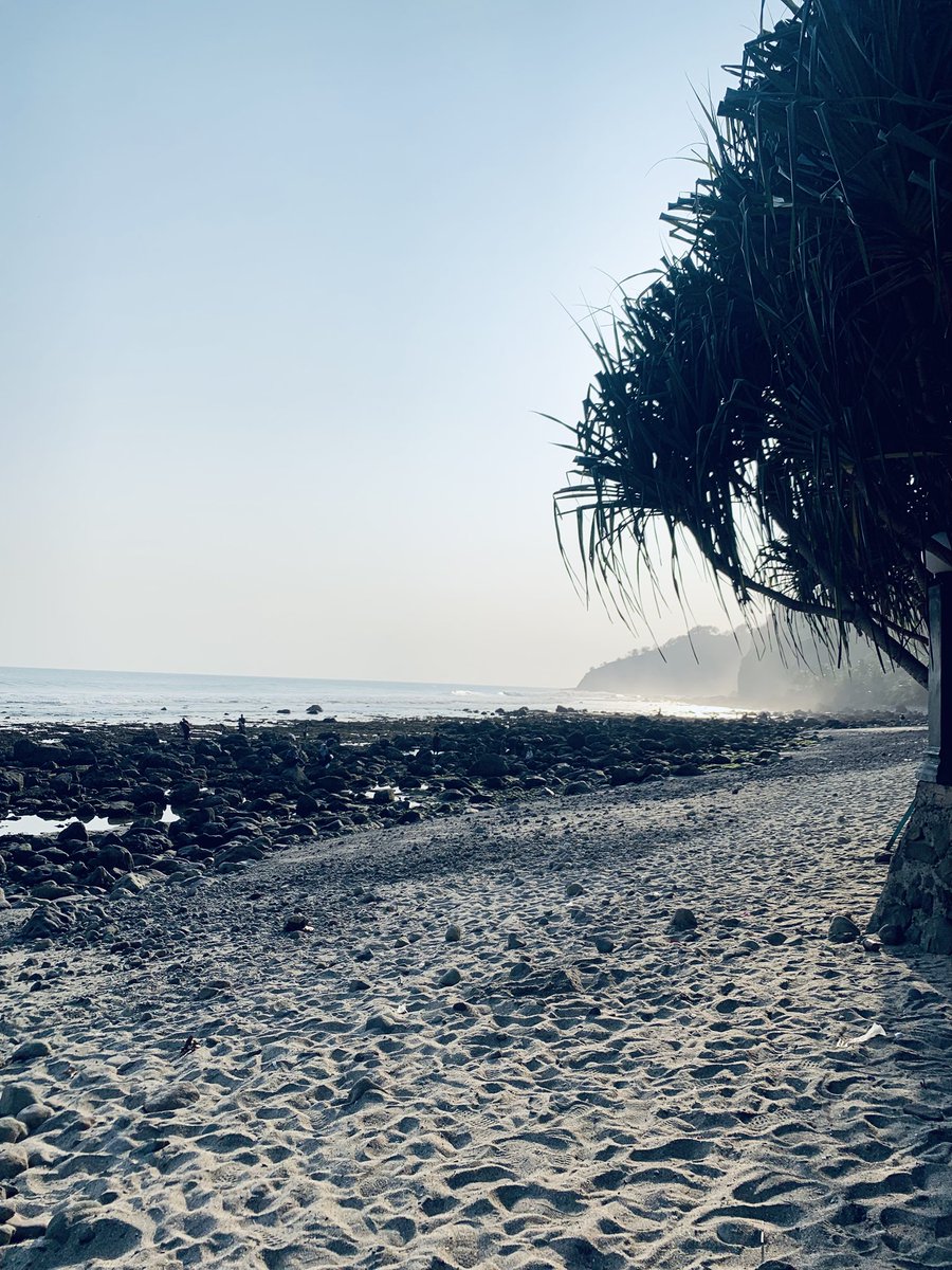 DennyFarendra's tweet photo. menganti beach tidak sesuai ekspetasi terlalu banyak karang bikin sakit kaki 5/10🌊 https://t.co/HUKsjQ2bxM