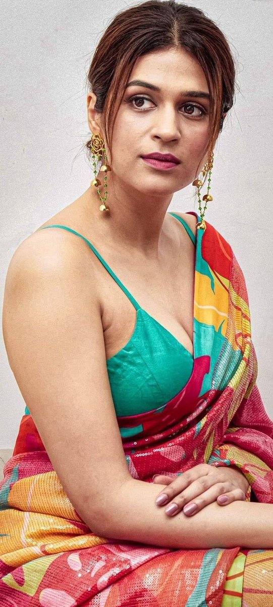write2Kk9's tweet photo. #Sradha
#deepcleavage
Aa jebbalu aa personality sarigga use cheskole
#underrated https://t.co/wh7bg0HFSn