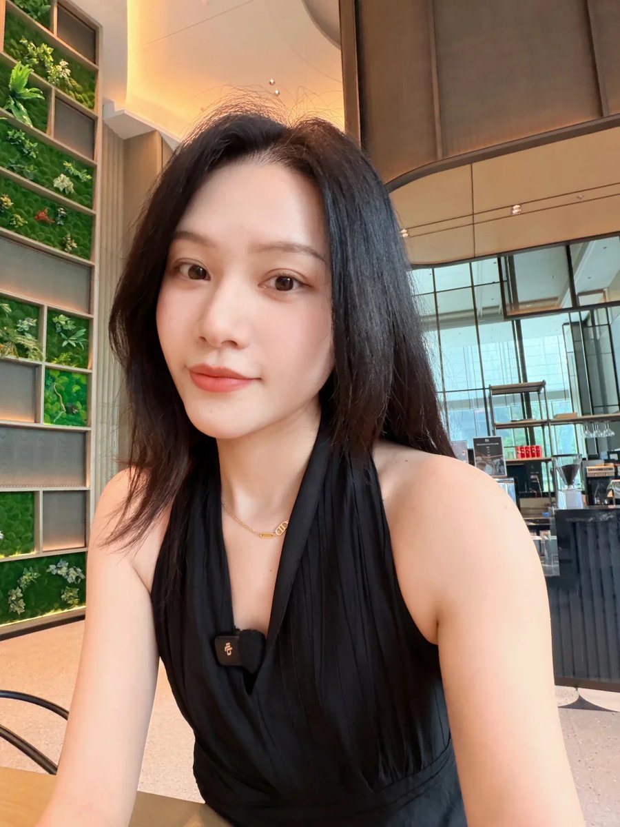 noapologies_bae's tweet photo. 早起一小时，化妆一小时，一切准备就绪，结果被单男放鸽子了，我替你们试了，人在极度无语的时候真的会笑... https://t.co/Cl2YiY2TQn