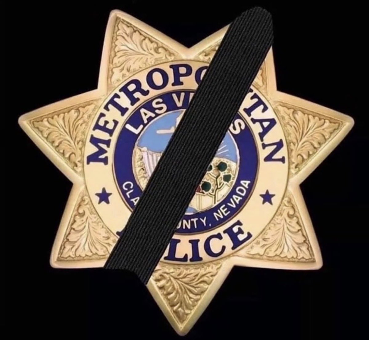 lvmpo_wives's tweet photo. Tonight, our hearts are heavy as we mourn the loss of a LVMPD officer who made the ultimate sacrifice while responding to a call.

Please join us in praying for his family, loved ones, and our entire blue family. May God bring comfort, strength, and peace in the days ahead. 💙🖤 https://t.co/MWs4nSJkLT