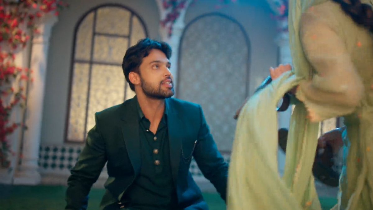 SultanAsiyah's tweet photo. "Seher hmare jooton ko matt chooiye" 🥹 he's soooo respectful of her 💗

#MaHer 
#SeherHoneKoHai https://t.co/nKrlNCrRrx