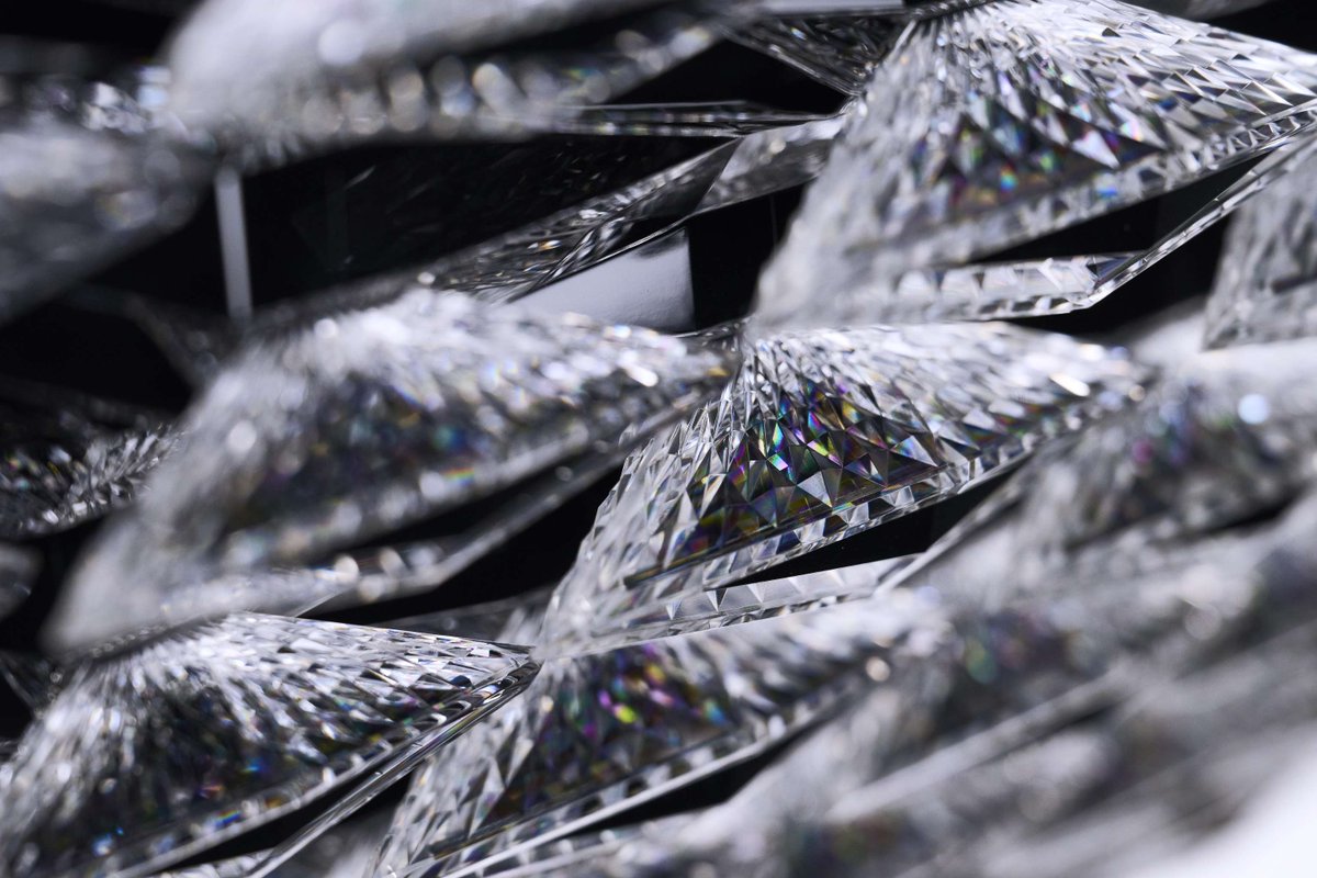 AmuraWorld's tweet photo. Bentley reinterpreta su histórico patrón de diamante en el Torcal.
La parrilla flotante y las animaciones digitales inspiradas en el cristal artesanal de Cumbria Crystal unen tradición, tecnología y lujo.
#Bentley #Torcal https://t.co/Z7axE7EIuS