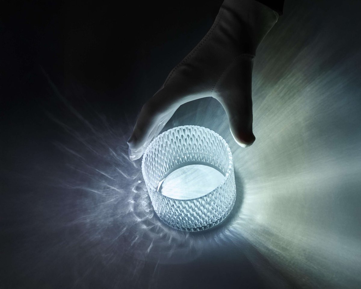 AmuraWorld's tweet photo. Bentley reinterpreta su histórico patrón de diamante en el Torcal.
La parrilla flotante y las animaciones digitales inspiradas en el cristal artesanal de Cumbria Crystal unen tradición, tecnología y lujo.
#Bentley #Torcal https://t.co/Z7axE7EIuS