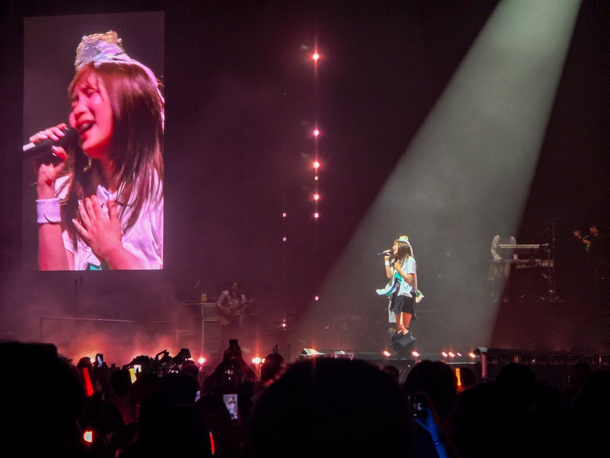 Zakenna's tweet photo. oooo man the upgrades seats for Yoasobi were amazing. I can't believe they upgraded our nose bleeds to floor tickets. https://t.co/PK00RAqh9n