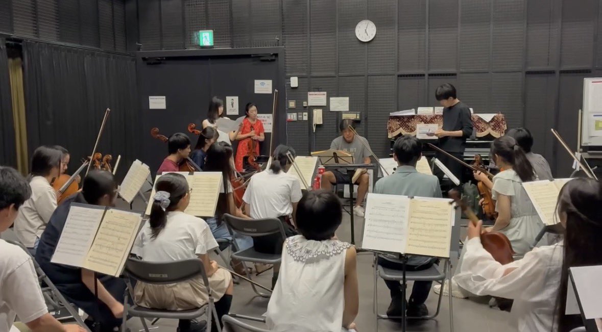 maitategami_vn's tweet photo. 夏といえば、やはりスーパーキッズでしょうか？佐渡裕とスーパーキッズオーケストラ2026。今年の夏も皆で頑張っております💪なんと今回は、展覧会の絵(弦楽合奏版)にも挑戦！
約1年ぶりに会った子供達の成長ぶりにも驚かされました(^^) https://t.co/JAUC3jfBuq