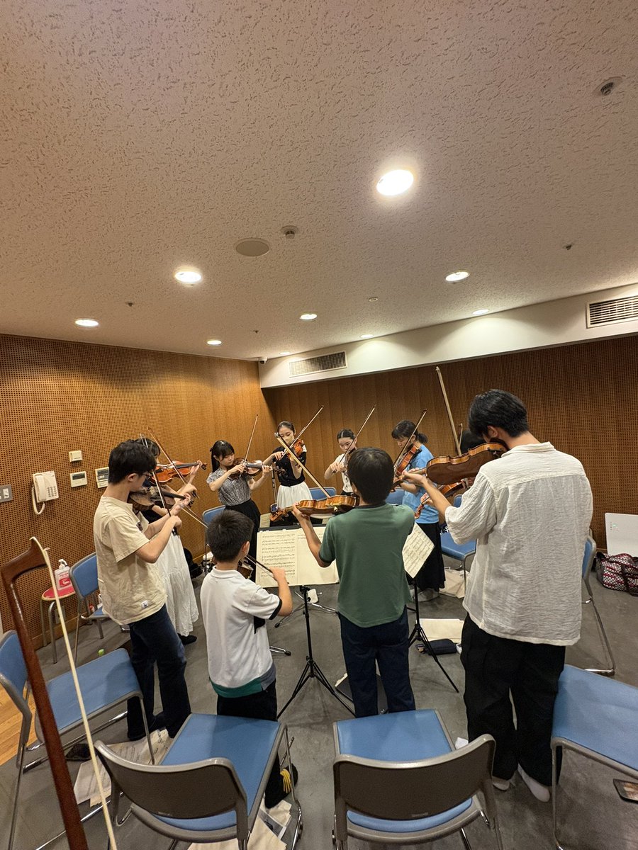 maitategami_vn's tweet photo. 夏といえば、やはりスーパーキッズでしょうか？佐渡裕とスーパーキッズオーケストラ2026。今年の夏も皆で頑張っております💪なんと今回は、展覧会の絵(弦楽合奏版)にも挑戦！
約1年ぶりに会った子供達の成長ぶりにも驚かされました(^^) https://t.co/JAUC3jfBuq