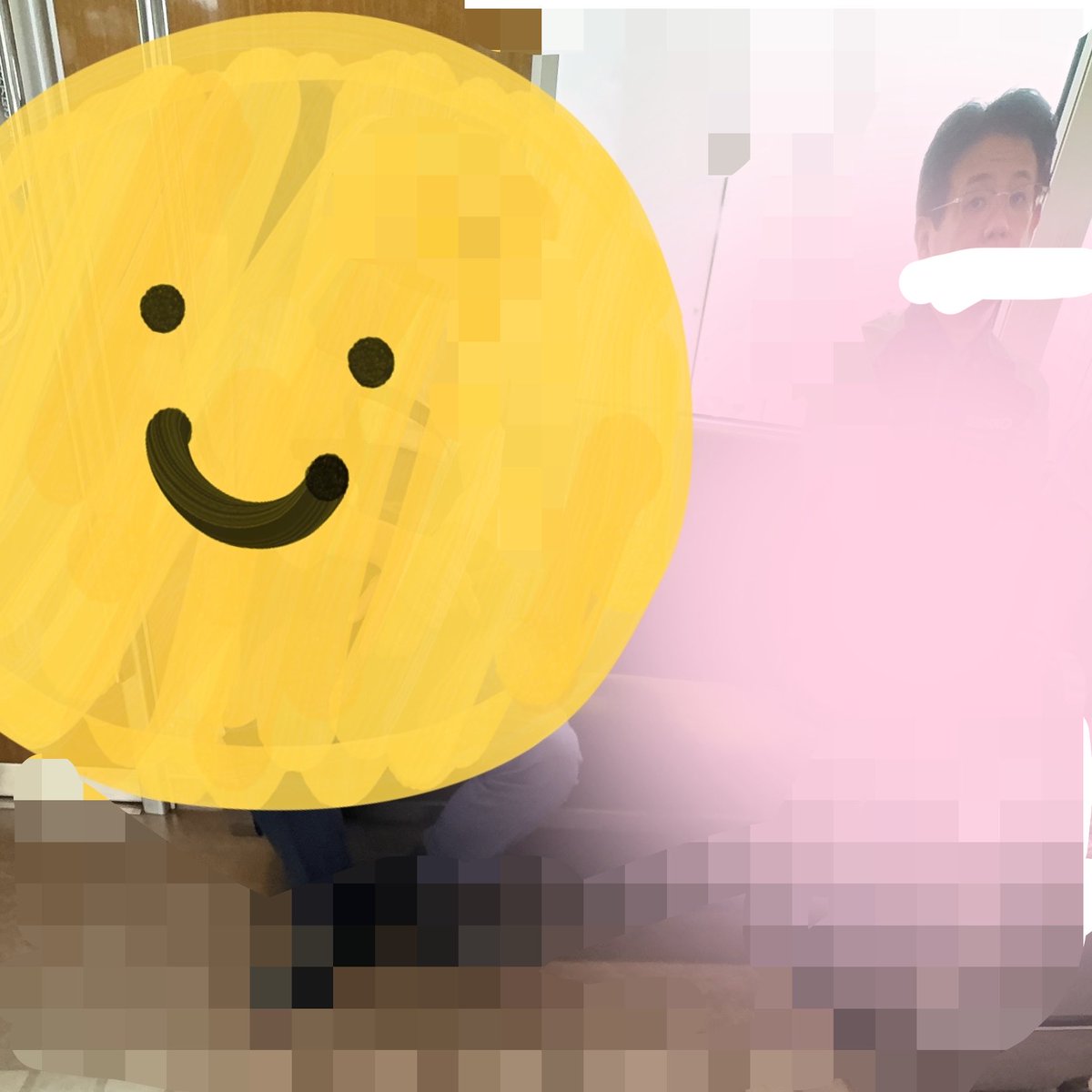 epiepien's tweet photo. ぶつかりオジもキモイけどジロジロガン見オジもキモイ。視界外から視線感じる時そのままスマホ見てるフリして広角レンズで視界外確認したらだいたいコレ。
こいつら生まれて一度も女見た事ないんかってくらい見してくる。拝観料よこせ https://t.co/bTELRVGOrs