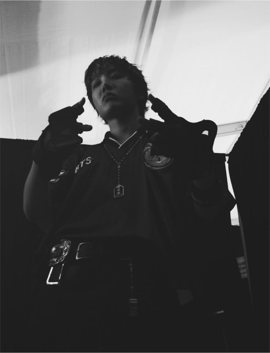 sugamihoney's tweet photo. las fotos que publicaba Taehyung de Hobi y Jungkook 😭🔥 https://t.co/P7zjJDe0Z7