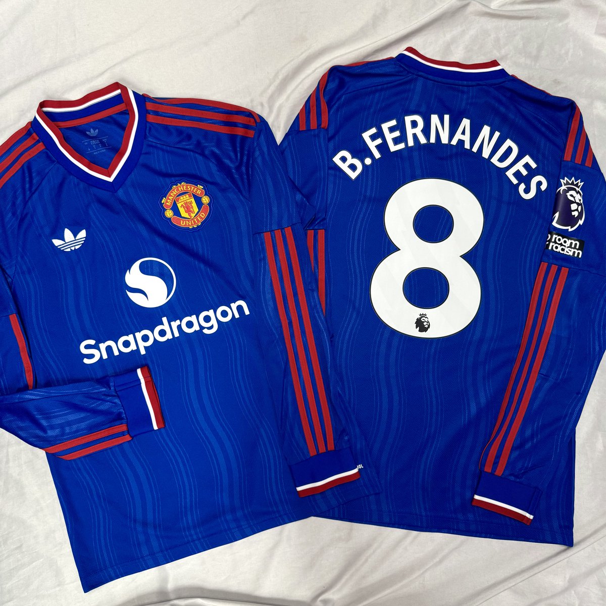 fcFA_JAPAN's tweet photo. 🟦 #マンチェスター・ユナイテッド
👕26-27AWAYユニフォーム発売⚡️

🏞️1986-1988シーズンに着用した3rdユニフォームをインスピレーション源としたクラシックなデザイン🔵

6️⃣ #マルティネス
8️⃣ #ブルーノ
🔟 #クーニャ
1️⃣9️⃣ #ムベウモ
3️⃣7️⃣ #メイヌー
7️⃣7️⃣ #ガブリエル
をはじめ全選手ネームナンバー＆ #PremierLeague フルパッチ入れ即日🆗‼️

✅実店舗ではインポート S,M,L,XLサイズ展開でのご用意👍
👕長袖ユニフォームもあります⚡️

ぜひ実店舗まで🙏

📲オンラインはこちらから⬇️
https://t.co/bbMk21Adby

#Manchesterunited #Manchester #MUFC