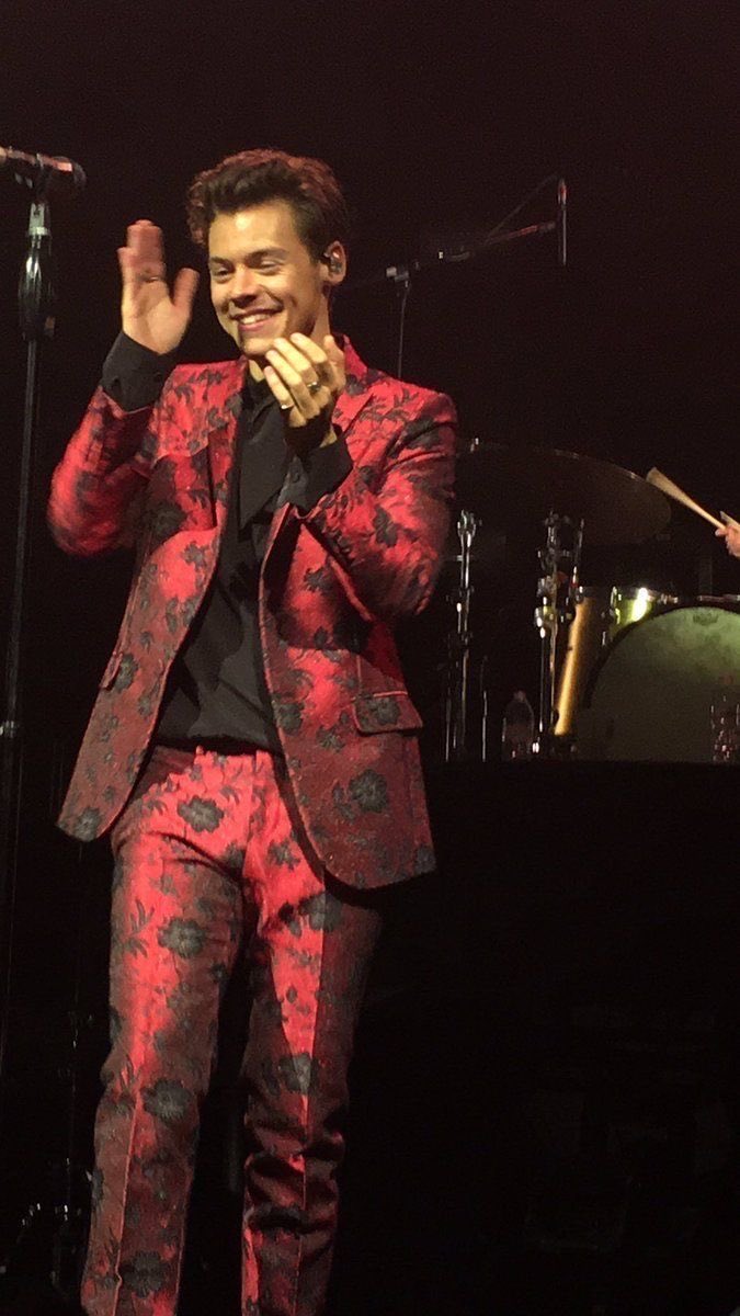 szn2wlrry's tweet photo. mhm yeah welcome back live on tour https://t.co/L6y1pqGubw https://t.co/kDHm9GNxfb
