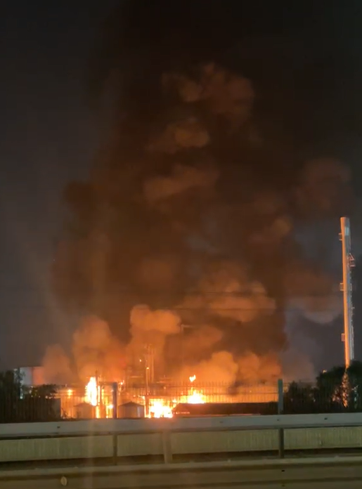 TTISantiago's tweet photo. ALERTA DE TRÁNSITO (23:20). Restricción de tránsito en Av. Pdte. Eduardo Frei Montalva con Las Esteras Sur en #Quilicura, debido a gran incendio en empresa de productos químicos. Equipos de emergencia en el lugar controlando el siniestro. Gran columna de humo tóxico en sector norte de la #RM. Personas con problemas de salud no transitar hacia este perímetro