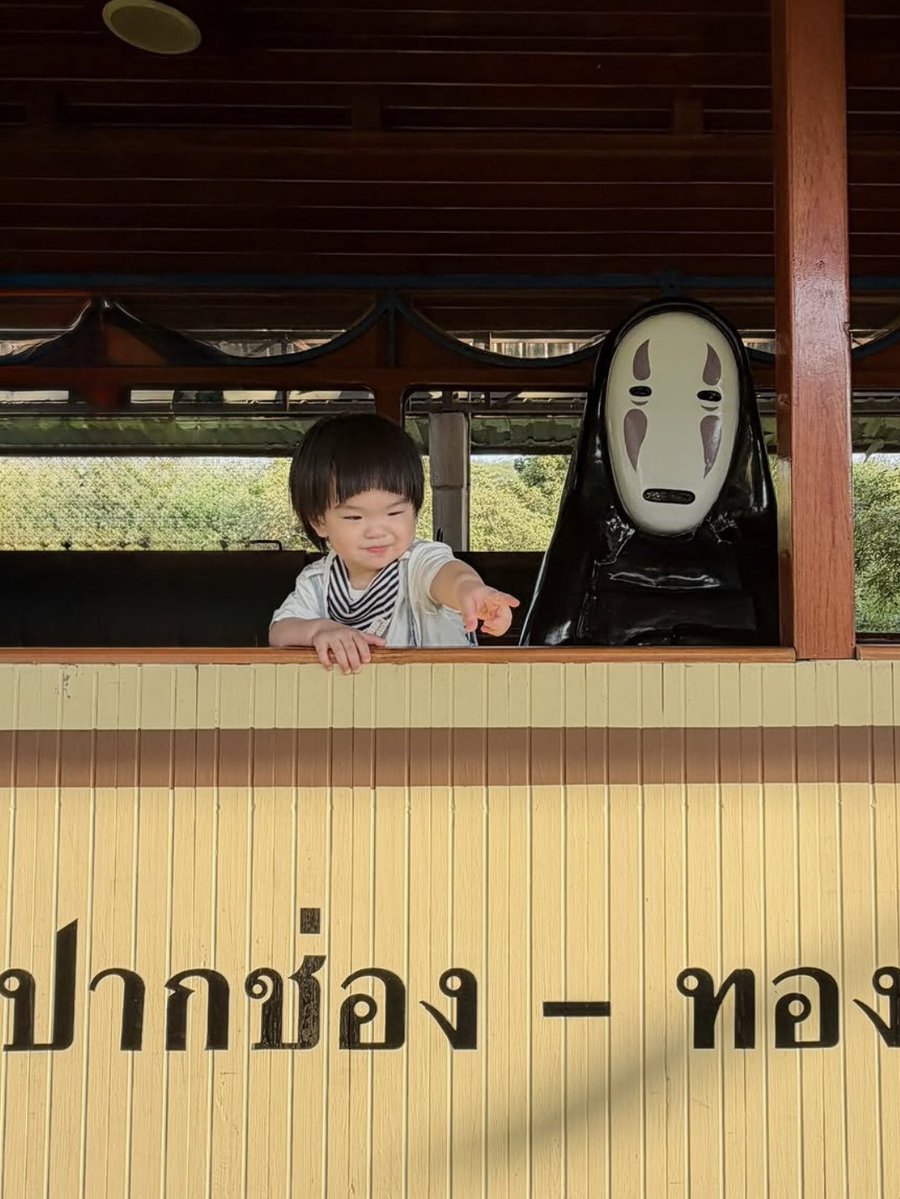 jinsoriii's tweet photo. เคเดนถ่ายมุมเดียวกับเจเจ๊เยย 🍒👶🏻 #CHIQUITA #CADEN https://t.co/Mkjif7WFRq