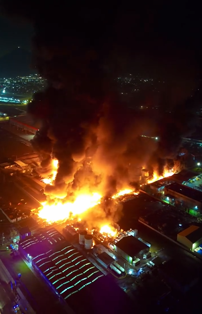 TTISantiago's tweet photo. ALERTA DE TRÁNSITO (23:20). Restricción de tránsito en Av. Pdte. Eduardo Frei Montalva con Las Esteras Sur en #Quilicura, debido a gran incendio en empresa de productos químicos. Equipos de emergencia en el lugar controlando el siniestro. Gran columna de humo tóxico en sector norte de la #RM. Personas con problemas de salud no transitar hacia este perímetro