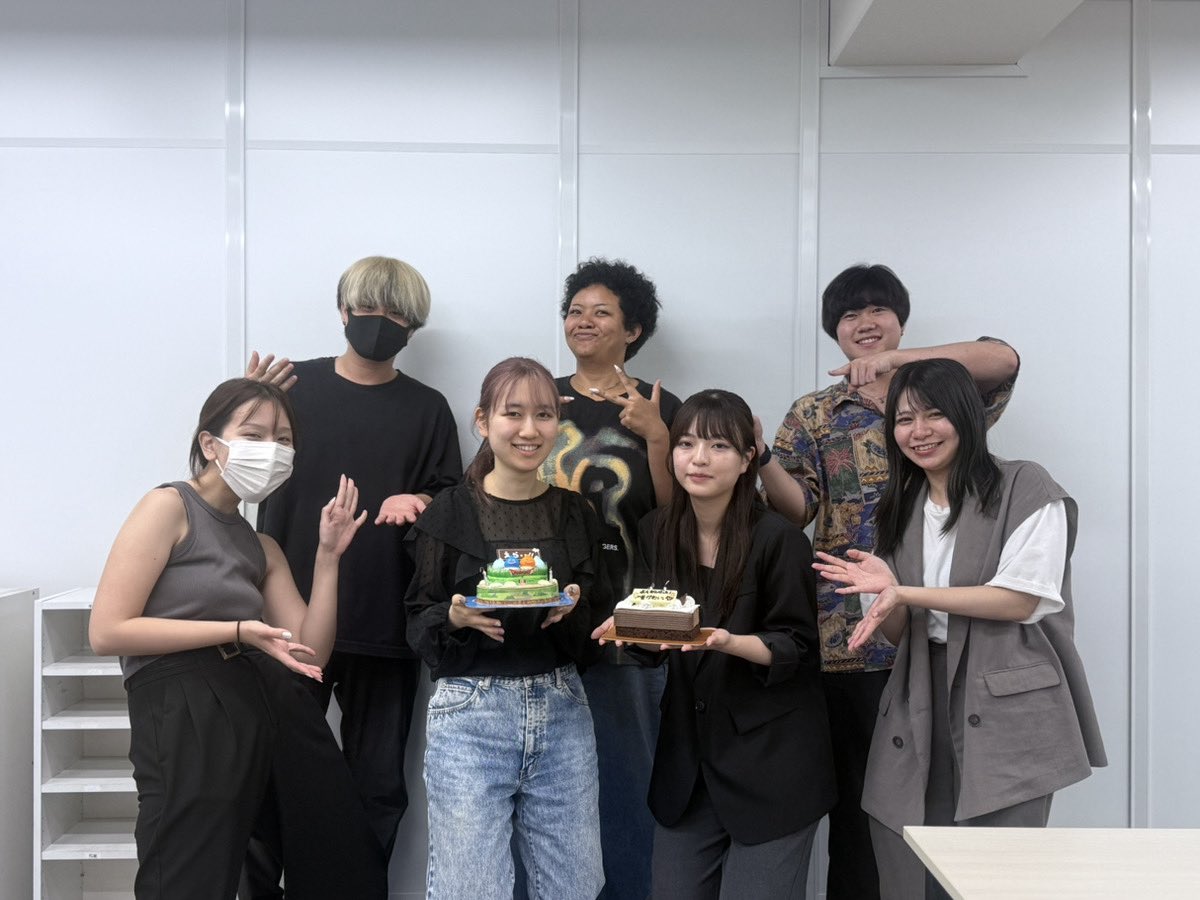 event21_nm's tweet photo. おはようございます！
少し涼しい夏が1番好きだと感じれる今日この頃🌻

新卒の3ヶ月お疲れさまサプライズをしました！
チョコプレートの文字はこっそり手書きしたのですが、ぷるぷるの震え文字に㊙️

喜んでもらえてよかったです🫶🏻🌼

#イベント21 #サマコン #働きがい #新卒採用 #企業公式つぶやき部 https://t.co/dGqKC690Kh