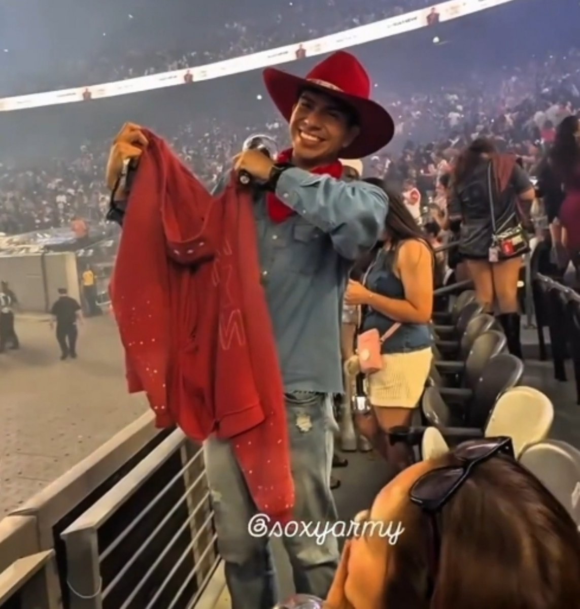 koovarbie's tweet photo. imagine getting your bias jacket and then him posting you on his instagram😭 https://t.co/H5lk3Uvuxb