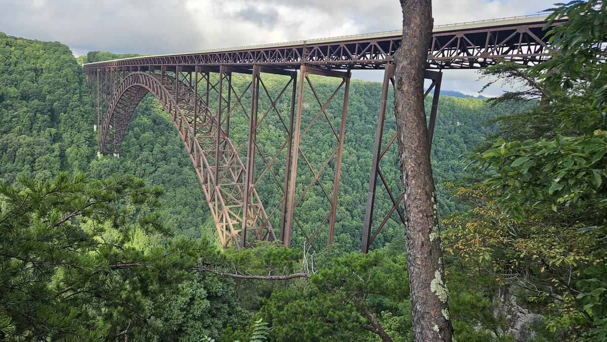 JapanMallow's tweet photo. 道中に少しだけWest Virginia の 
New river George National parkに寄ってみました。2020年に国立公園なりました。アメリカで最古の川と巨大な鉄橋の壮大な渓谷を眺めることができます。 https://t.co/QTEkRHZiPL