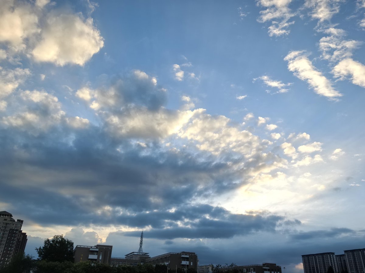 Toosie1Wilson's tweet photo. Me: Should I finish that task Also me: How about staring at clouds and pretending my to-do list doesn’t exist https://t.co/0phGYVDZ2W