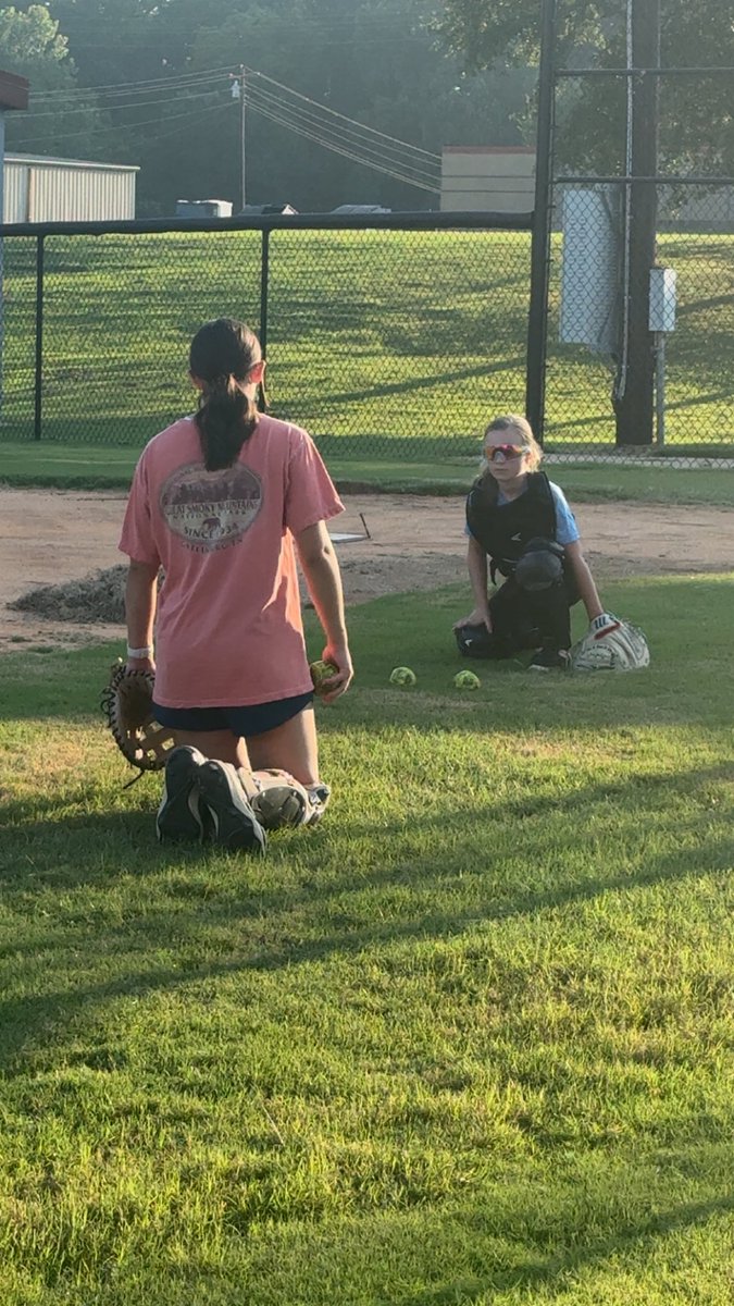 APerry212029's tweet photo. Shoutout to @KlugMaggie for helping become better and I now also get to give back to the younger girls!! @MHSLadyCougz @MsGloryNatl16 @xtremedemarini @CoachCarlton1 @DCEliteSoftball @ExtraInningSB https://t.co/QpQ3H0qJqY
