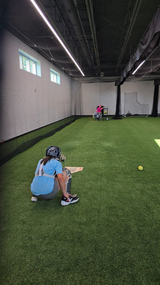 APerry212029's tweet photo. Shoutout to @KlugMaggie for helping become better and I now also get to give back to the younger girls!! @MHSLadyCougz @MsGloryNatl16 @xtremedemarini @CoachCarlton1 @DCEliteSoftball @ExtraInningSB https://t.co/QpQ3H0qJqY